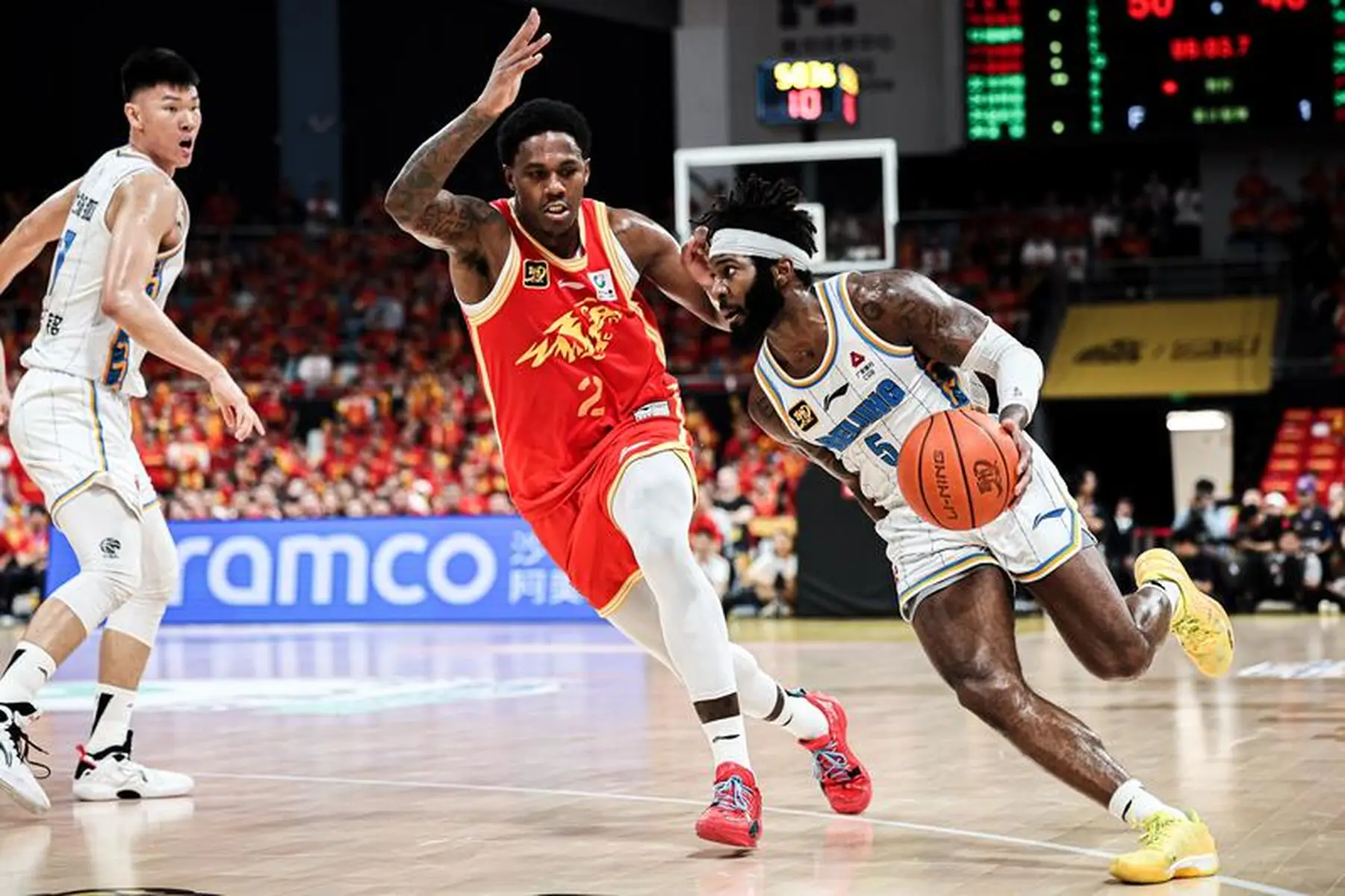 九游娱乐-广厦男篮训练开放日；今晨外线爆发引欢呼；欧冠在即；训练强度明显提升